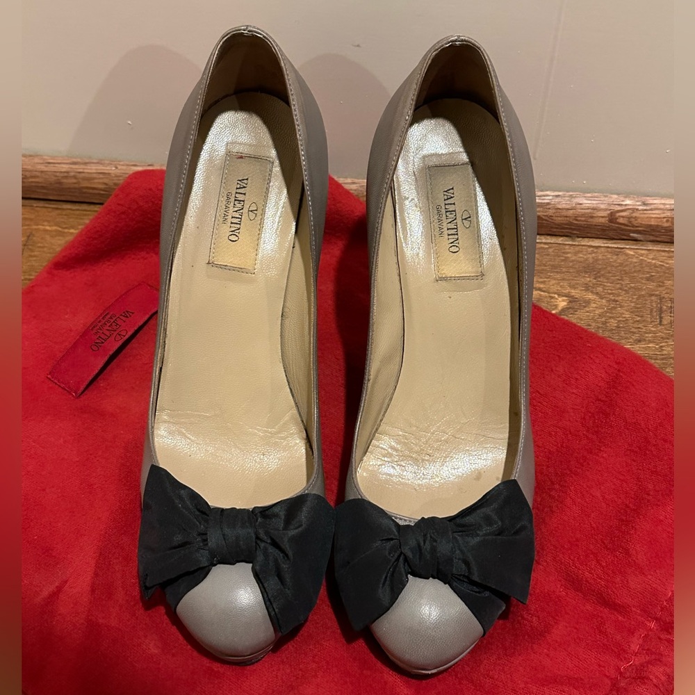 Valentino Grey Pumps High Shoes with Bow and dust bag